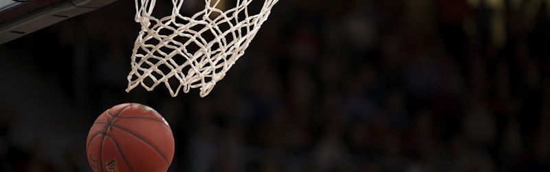 NBA篮球运动员在比赛中扣篮的精彩瞬间